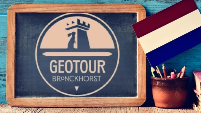 Logo GeoTour Bronckhorst GT501 na tabuli s nizozemskou vlajkou, tematický motiv geocachingu v Nizozemsku.