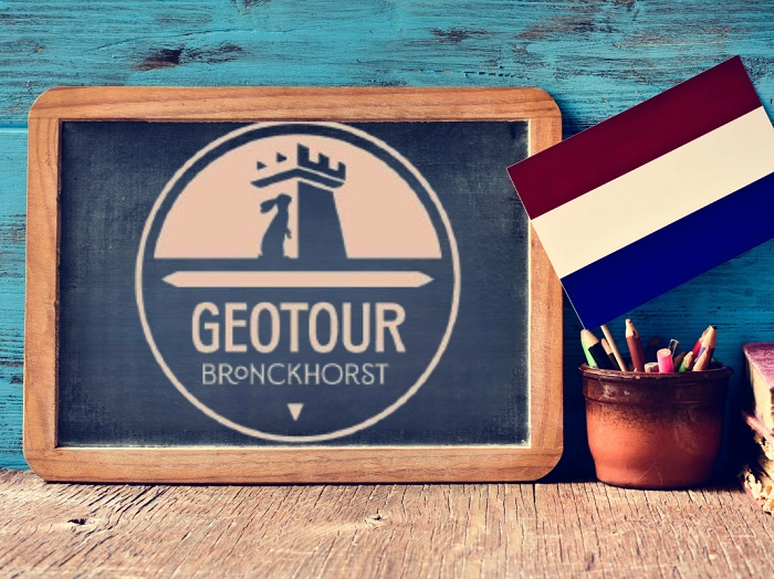 Logo GeoTour Bronckhorst GT501 na tabuli s nizozemskou vlajkou, tematický motiv geocachingu v Nizozemsku.