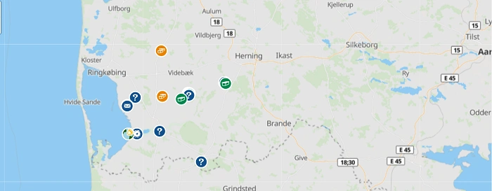 Mapa s rozmístěním keší z GeoTour i Naturens Rige v oblasti Ringkøbing-Skjern na západním pobřeží Dánska.