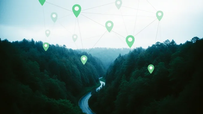 Letecký pohled na lesní údolí s digitální sítí GPS bodů, symbolizující přesnou navigaci a propojení v přírodě.