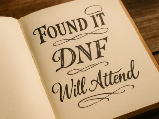 Otevřený notýsek s ozdobně napsanými logy Found it, DNF a Will Attend jako symbol geocachingových zápisů.