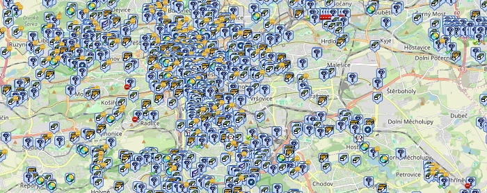 Mapa plná ikonek geocachingových keší zobrazená pomocí nástroje Map Compare na Project-GC