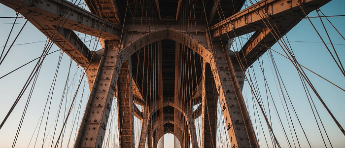 Detailní pohled na konstrukci mostu, který patří mezi lokality nevhodné pro umístění geokeší.