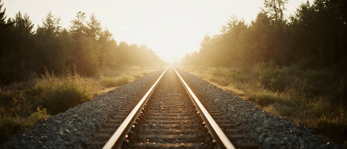 Železniční trať v krajině, ilustrační foto míst, kde není povoleno umisťovat geokeše.