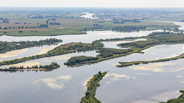 Letecký pohled na říční krajinu v nizozemském Bronckhorstu s ostrůvky a mokřady typickými pro oblast Achterhoek.