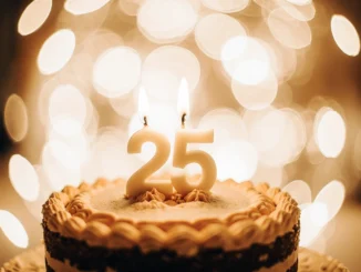 Fotka geocachera, který se fotí u čísla 25 na městské zdi jako splnění úkolu ke locationless keši Where’s 25?.