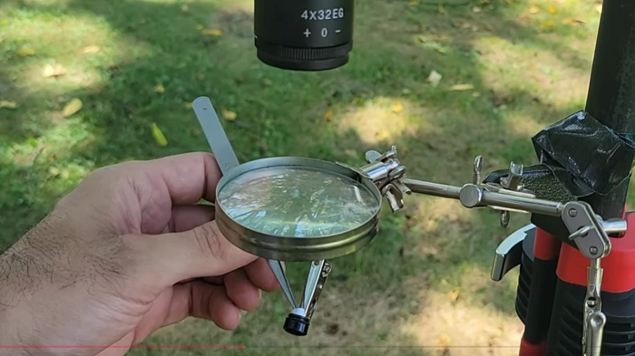 Detail rekvizity z finálového filmu GIFF 2025 zachycující technický prvek spojený s geocachingem