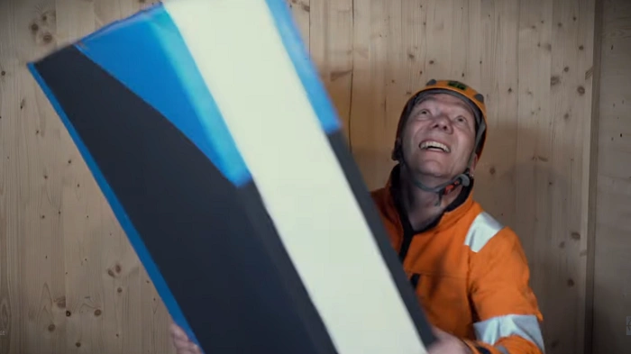 Záběr z vítězného filmu HARD WORK na GIFF 2025 zachycující zákulisní pohled na vznik gadget keše