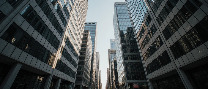 Ulice velkoměsta s výškovými budovami vytvářející betonový kaňon, kde dochází k odrazům GPS signálu