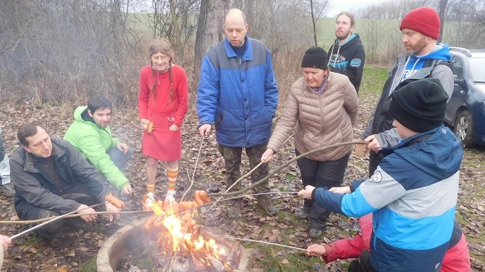 CITO Dřevčice – společné opékání buřtů po práci jako tradiční zakončení CITO eventu