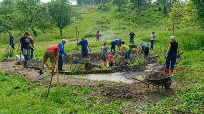 Tradiční CITO Dřevčice – geocacheři při ruční obnově jezírka ve starém sadu během CITO eventu