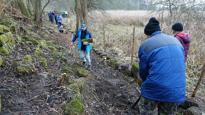 CITO Dřevčice – geocacheři při obnově zaniklé cesty v krajině během pravidelného CITO eventu