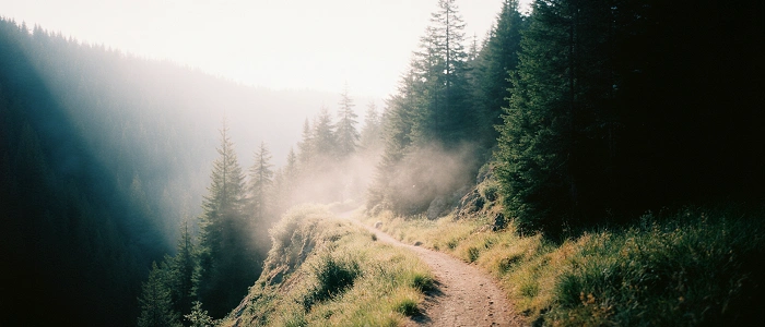 Horská stezka v přírodě při zakládání keší v roce 2026