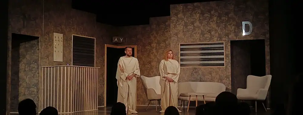 divadelní scéna herci na jevišti interiér divadla představení