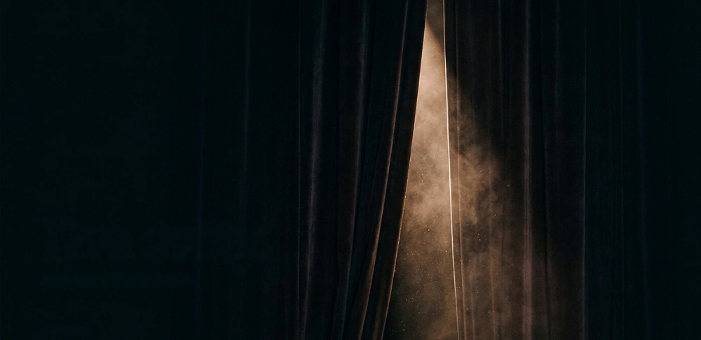 divadelní opona světlo mezi závěsy temná scéna