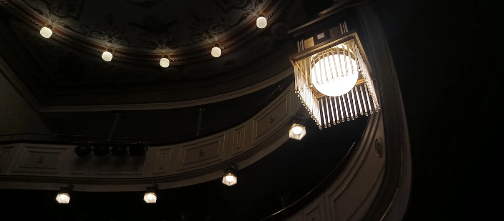 divadelní scéna interakce herci publikum geocaching event