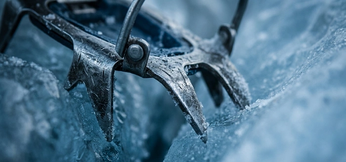 horolezecké mačky zakousnuté v ledu detail výstupu Mont Blanc geocaching