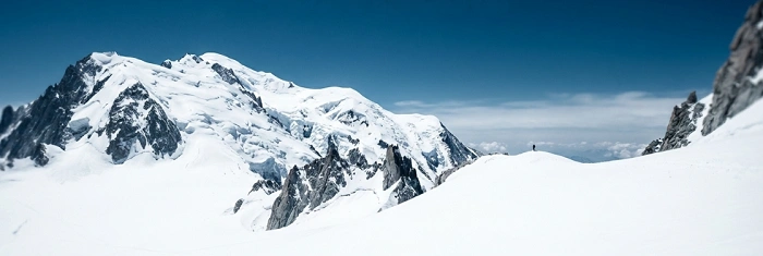 zasněžený hřeben Mont Blanc s horolezcem ve výšce 4074 m geocaching