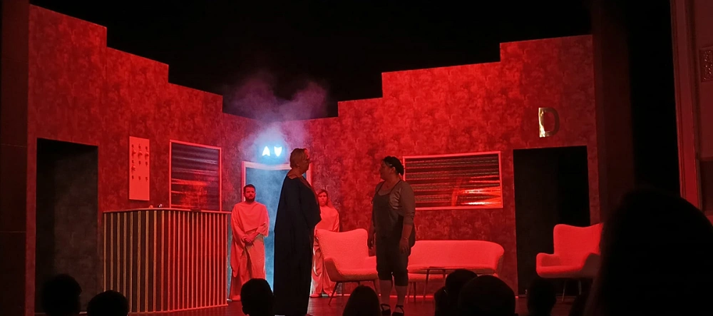 divadelní scéna červené světlo herci na jevišti zkouška