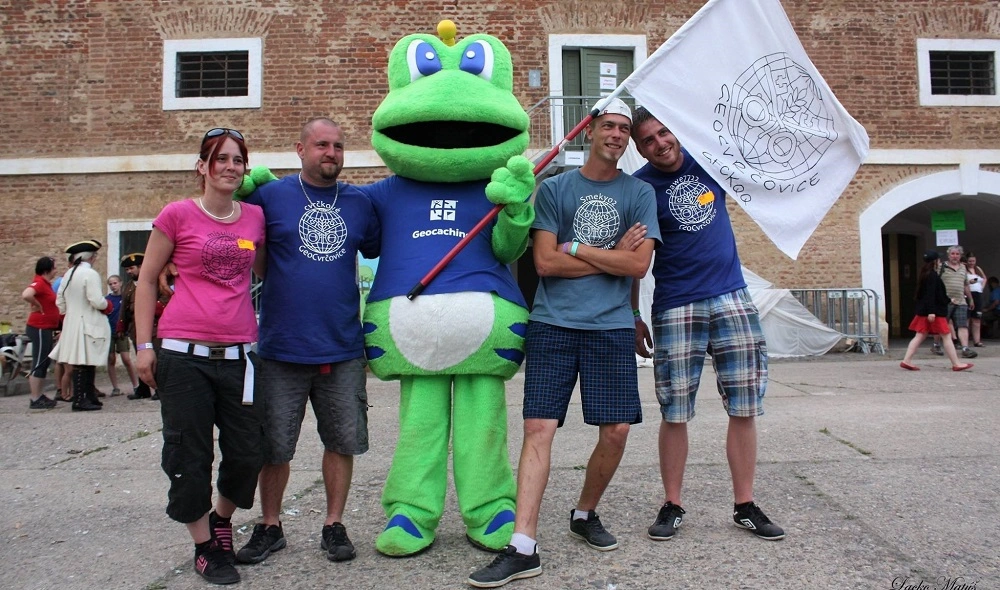 GeoCvrčovice na MEGA eventu s geocaching maskotem a klubovou vlajkou