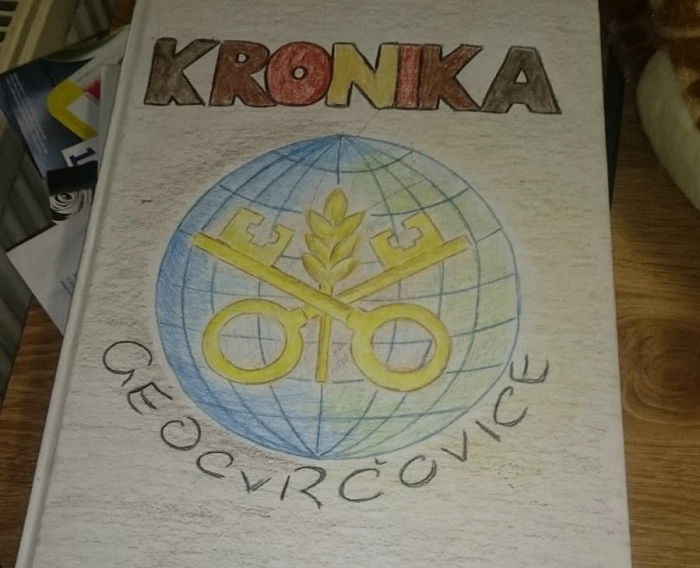 Kronika týmu GeoCvrčovice s ručně kresleným logem geocachingové komunity