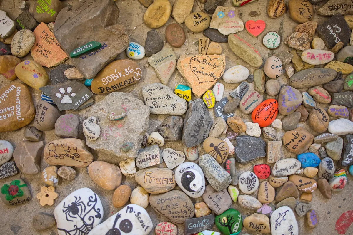 Kamínky s podpisy geocacherů