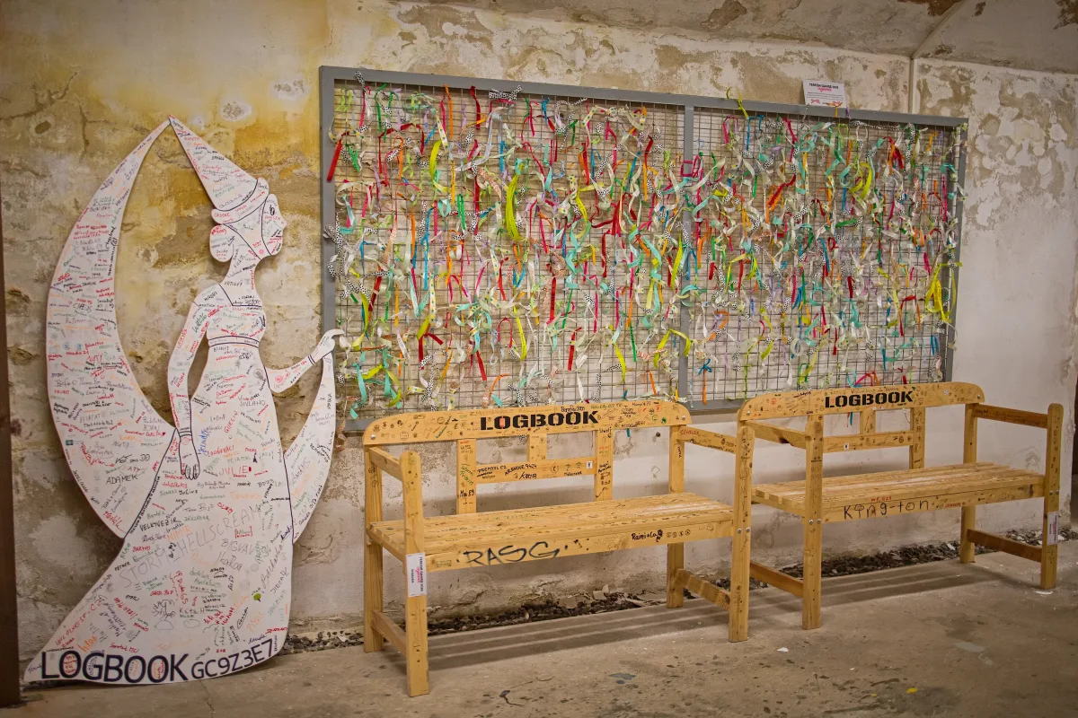 Logbook lavičky se stuhami návštěvníků